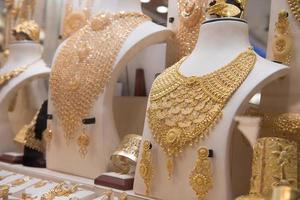 goud sieraden in de winkel venster foto