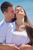 gelukkig jong koppel veel plezier op het strand foto