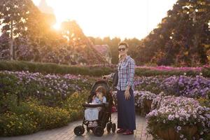 moeder en dochter in bloem tuin foto