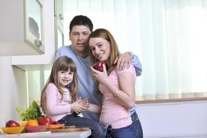 gelukkig jong familie in keuken foto