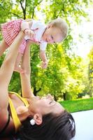 vrouw en baby hebben spelen Bij park foto