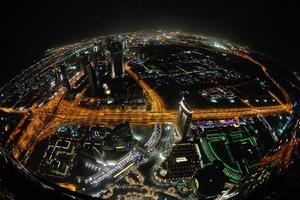 panorama van naar beneden stad- Dubai stad Bij nacht foto