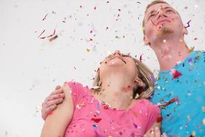 romantisch jong paar vieren partij met confetti foto