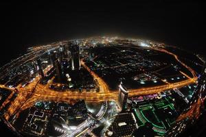 panorama van naar beneden stad- Dubai stad Bij nacht foto