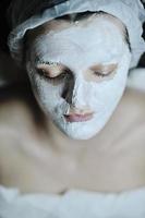 vrouw met gelaats masker in kunstmatig studio foto