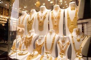 goud sieraden in de winkel venster foto