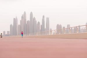 vrouw rennen Aan de promenade foto