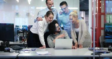 opstarten business team tijdens een bijeenkomst in modern kantoorgebouw foto