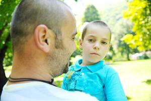 gelukkig vader en zoon hebben pret Bij park foto