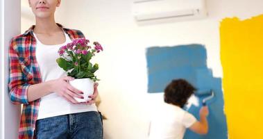 gelukkig jong paar aan het doen huis renovaties foto