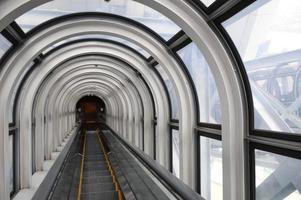 bewegende trap in een glazen tunnel