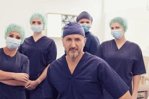 orthopedische dokter werken samen met zijn multi-etnisch team foto