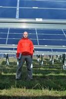 ingenieur gebruik makend van laptop Bij zonne- panelen fabriek veld- foto