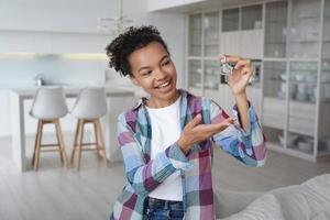 vrolijke tienermeisje huiseigenaar, huurder heeft sleutels tot nieuw huis. onroerend goed huur, eerste eigen appartement foto