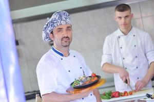 chef-kok bereiden van voedsel foto