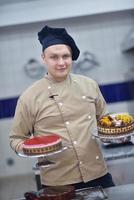 chef voorbereidingen treffen woestijn taart in de keuken foto