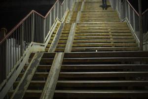 trappen 's nachts. details van het busstation. zebrapad. foto