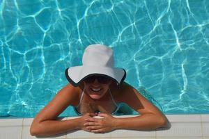 gelukkig vrouw in zwemmen zwembad foto