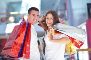 gelukkig jong paar in boodschappen doen foto