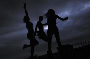groep van mensen jumping in lucht in nacht foto