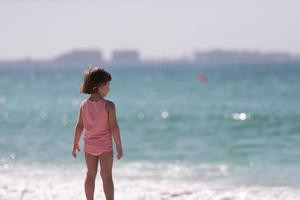 weinig schattig meisje Bij strand foto