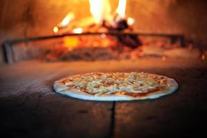 rustiek pizza in hout ontslagen oven foto