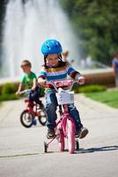 gelukkig jongen aan het leren naar rijden zijn eerste fiets foto