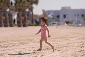 weinig schattig meisje Bij strand foto