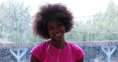 portret van jong afro Amerikaans vrouw in Sportschool foto