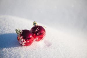 rood Kerstmis bal in vers sneeuw foto