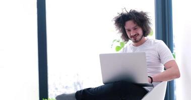 Mens drinken koffie genieten van ontspannende levensstijl foto