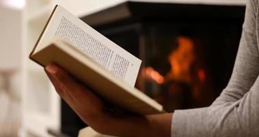 zwarte vrouw thuis leesboek foto