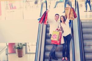 gelukkig jong paar in boodschappen doen foto