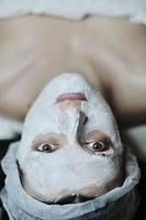 vrouw met gelaats masker in kunstmatig studio foto