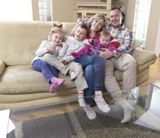 gelukkig jong familie Bij huis foto