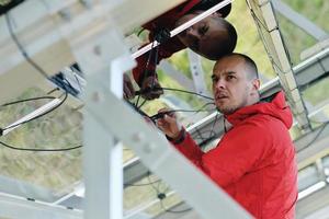 mannetje zonne- paneel ingenieur Bij werk plaats foto