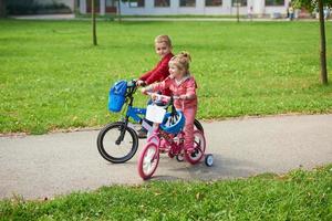 jongen en meisje met fiets foto