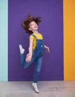 schattig weinig meisje dansen Bij huis foto