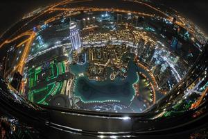 panorama van naar beneden stad- Dubai stad Bij nacht foto