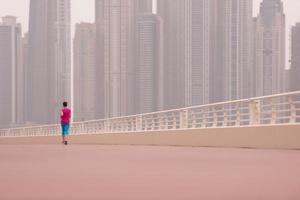 vrouw rennen Aan de promenade foto