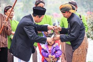 sterven, Indonesië - augustus 1, 2015. dieng cultuur festival, toeristen volgen de dreadlocks processie gedurende de dieng cultuur festival evenement Bij sterven, banjarnegara wijk, centraal Java foto