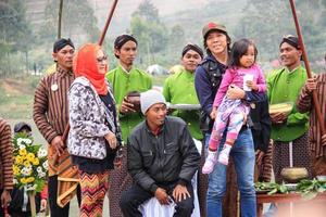 sterven, Indonesië - augustus 1, 2015. dieng cultuur festival, toeristen volgen de dreadlocks processie gedurende de dieng cultuur festival evenement Bij sterven, banjarnegara wijk, centraal Java foto