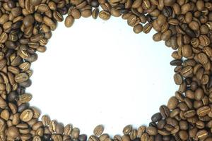 kader van geroosterd koffie bonen geïsoleerd Aan wit mei gebruik net zo achtergrond of structuur foto