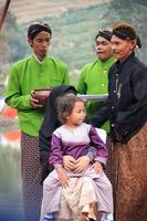 sterven, Indonesië - augustus 1, 2015. dieng cultuur festival, toeristen volgen de dreadlocks processie gedurende de dieng cultuur festival evenement Bij sterven, banjarnegara wijk, centraal Java foto