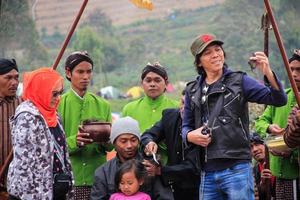 sterven, Indonesië - augustus 1, 2015. dieng cultuur festival, toeristen volgen de dreadlocks processie gedurende de dieng cultuur festival evenement Bij sterven, banjarnegara wijk, centraal Java foto