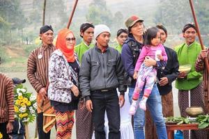 sterven, Indonesië - augustus 1, 2015. dieng cultuur festival, toeristen volgen de dreadlocks processie gedurende de dieng cultuur festival evenement Bij sterven, banjarnegara wijk, centraal Java foto