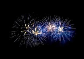 vuurwerk vijf - vijf vuurwerk ontploffing Bij 4e van juli viering in de Verenigde staten - levendig kleur effect foto