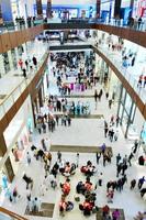 dubai, 2022 - interieur van een boodschappen doen winkelcentrum foto