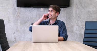 zakenman die werkt met behulp van een laptop in opstartkantoor foto