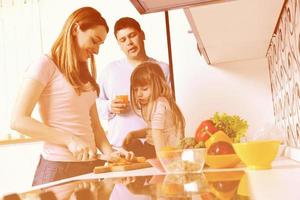 gelukkig jong familie in keuken foto